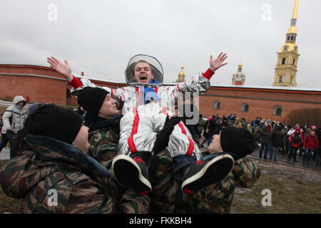 (160309)--St. PETERSBURG, 9. März, 2016(Xinhua)--Menschen an eine Aktivität zum 82. Geburtstag des Yuri Gargarin in St. Petersburg, Russland, am 9. März 2016 feiern teilnehmen. Der späten Kosmonaut Yuri Gagarin war der erste Mensch im Weltraum am 12. April 1961 und 1968 im Alter von 34 bei einem Flugzeugabsturz getötet wurde. He Sould wurden 82 Jahre alt am Mittwoch. (Xinhua) (Azp) Stockfoto