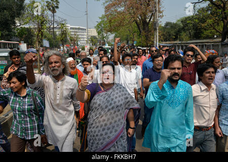 Dhaka, Bangladesch. 9. März 2016. Ganajagaran Mancha Aktivisten hielt eine Protestkundgebung in Dhaka am 9. März 2016 gegen einen Streik von Jamaat-e-Islami zum protest gegen das Todesurteil für seinen Führer Mir Quasem Ali genannt.  Bangladeshs Supreme Court am 8. März bestätigte das Todesurteil von Jamaat-e-Islami Chef Finanzier für Kriegsverbrechen in ein schwerer Schlag für größte islamistische Partei des Landes. Bildnachweis: Mamunur Rashid/Alamy Live-Nachrichten Stockfoto