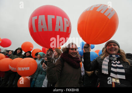 (160309)--ST. PETERSBURG, 9. März, 2016(Xinhua)--Personen rote Luftballons mit dem Namen von Yuri Gargarin während einer Aktivität zu Yuri Gargarins 82. Geburtstag in St. Petersburg, Russland, am 9. März 2016 feiern. Der späten Kosmonaut Yuri Gagarin war der erste Mensch im Weltraum am 12. April 1961 und 1968 im Alter von 34 bei einem Flugzeugabsturz getötet wurde. He Sould wurden 82 Jahre alt am Mittwoch. (Xinhua) (Azp) Stockfoto