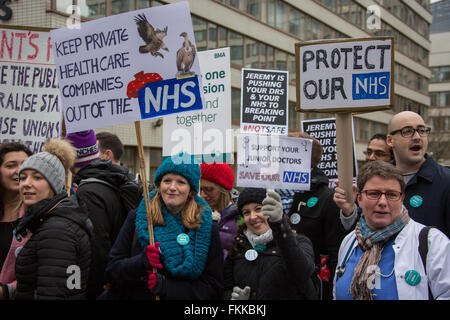 London, England. 9. März 2016. Junior-Ärzte auf die Streikposten am St.Thomas Hospital zum Jahresbeginn ihre 48-stündigen nationalen Streik. David Rowe/Alamy Live-Nachrichten Stockfoto