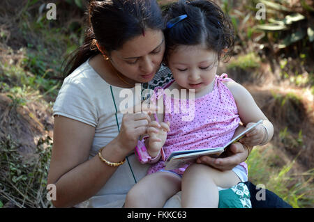 Mutter und Kind lesen ein Buch Stockfoto