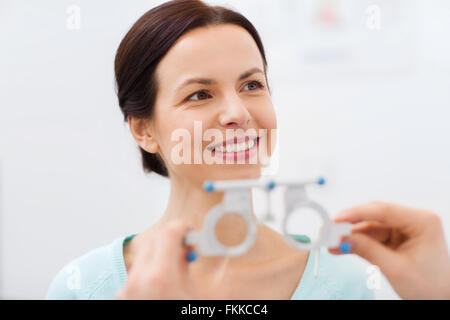 glückliche Frau, die Vision zu Augenklinik testen Stockfoto