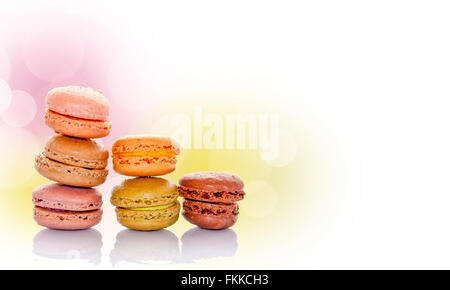 Stapel von Pastell farbigen französische Macarons, Bokeh Hintergrund Stockfoto