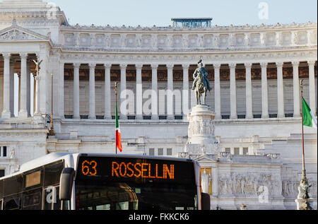 Bus vorbei Vittorio Emanuele Denkmal Piazza Venezia Rom Latium Italien Europa Stockfoto