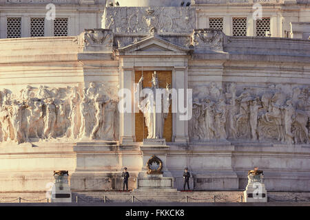 Soldaten, die das Grab des Unbekannten Soldaten unter der Statue der Göttin Roma, Vittorio Emanuele II-Denkmal, Piazza Venezia, Rom, Latium Italien Stockfoto