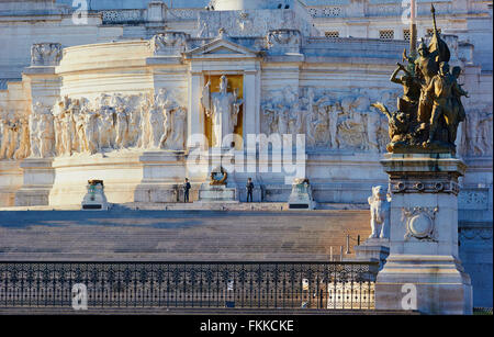 Soldaten, die das Grab des Unbekannten Soldaten unter der Statue der Göttin Roma, Vittorio Emanuele II-Denkmal, Piazza Venezia, Rom, Latium Italien Stockfoto