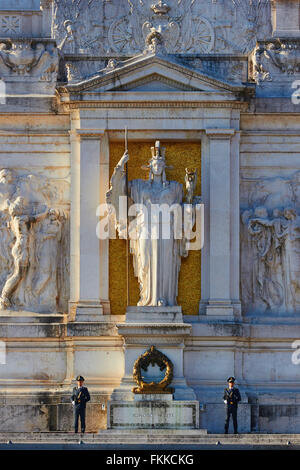 Soldaten, die das Grab des Unbekannten Soldaten unter der Statue der Göttin Roma, Vittorio Emanuele II-Denkmal, Piazza Venezia, Rom, Latium Italien Stockfoto