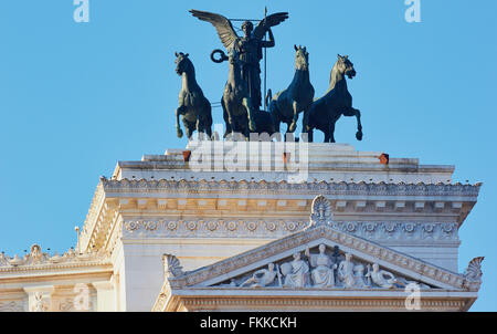 Statue der Göttin Victoria reiten auf einer Quadriga, Vittorio Emanuele Monument bei Sonnenaufgang Piazza Venezia Rom Latium Italien Europa Stockfoto