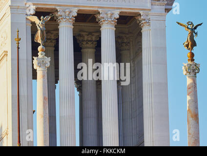 Winged Victory Statuen auf Spalten Vittorio Emanuele Monument Piazza Venezia Rom Latium Italien Europa Stockfoto