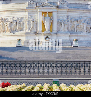 Soldaten bewacht das Grab des Unbekannten Soldaten unter der Statue der Göttin Roma, Vittorio Emanuele Monument, Piazza Venezia Rom Latium Italien Europa Stockfoto