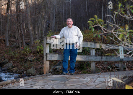 Senior-Mann posiert am Amicalola Falls Wasserfall in Dawsonville Georgien Stockfoto