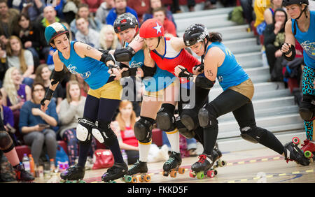 Bristol Hafen Dirnen Roller Derby am klug Campus, Filton Bristol. 7. Dezember 2013 Stockfoto