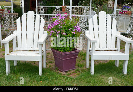 Zwei alte weiße Holz Gartenstühle auf Sommerterrasse Stockfoto