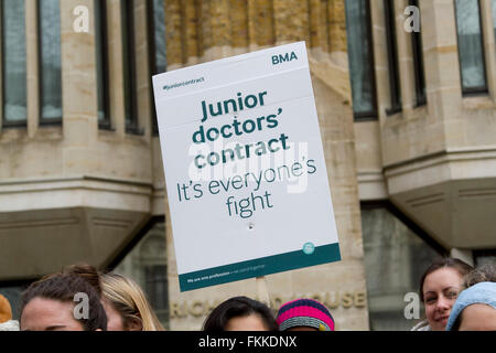 Westminster London, UK. 9. März 2016.  Junior-Ärzte mit Plakaten und Zeichen außerhalb des Gesundheitsministeriums inszeniert einen 48-stündigen Ausstand in einem Rechtsstreit gegen NHS Regierungsaufträge.  Bildnachweis: Amer Ghazzal/Alamy Live-Nachrichten Stockfoto