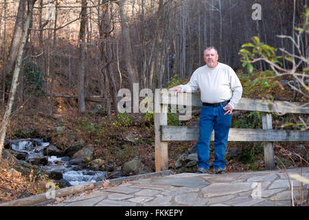 Senior-Mann posiert am Amicalola Falls Wasserfall in Dawsonville Georgien Stockfoto