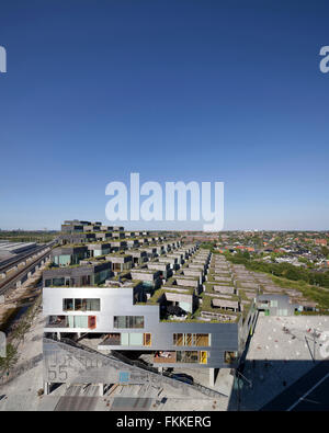 Ein Blick auf zwei große Wohnblöcke in 2004 und 2005 in Orestad Kopenhagen in Dänemark entworfen. Stockfoto