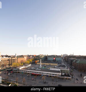 Eine Außenansicht eines großen Teils von Helsinki in Finnland mit der Kamppi Kapelle des Schweigens im Bild. Stockfoto