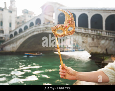 Ultimative Wochenende Verknüpfung - Start gehen neue Jahr am Karneval in Venedig, Italien. Closeup auf Frau Hand mit Venedig Maske in der Stockfoto