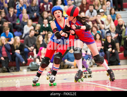 Bristol Hafen Dirnen Roller Derby am klug Campus, Filton Bristol. 7. Dezember 2013 Stockfoto