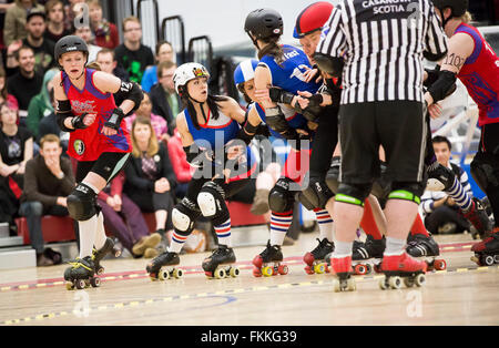 Bristol Hafen Dirnen Roller Derby am klug Campus, Filton Bristol. 7. Dezember 2013 Stockfoto