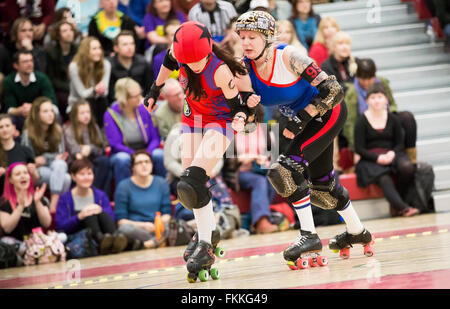 Bristol Hafen Dirnen Roller Derby am klug Campus, Filton Bristol. 7. Dezember 2013 Stockfoto