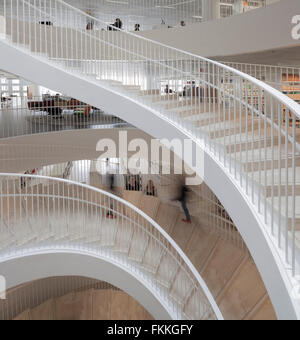 Ein Blick auf eine große Spirale Treppenhaus in der Zentralbibliothek, Menschen kann zu Fuß gesehen werden. Stockfoto