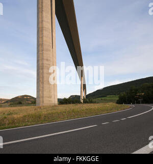 Ein Blick von unten auf die Hängebrücke in Frankreich. die massiven Säulen können gesehen werden. Stockfoto