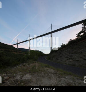 Ein Blick auf die Hängebrücke in Frankreich vom Boden. Stockfoto