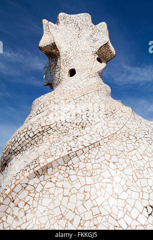 Ein Blick von unten auf das skulpturale Lüftungsschacht auf der Dachterrasse des La Pedrera in Spanien. Stockfoto