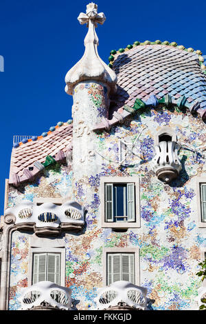 Ein Blick auf die Casa Batllo, in bunten Fliesen geschmückt. Stockfoto