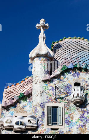 Ein Blick auf die Casa Batllo, in bunten Fliesen geschmückt. Stockfoto
