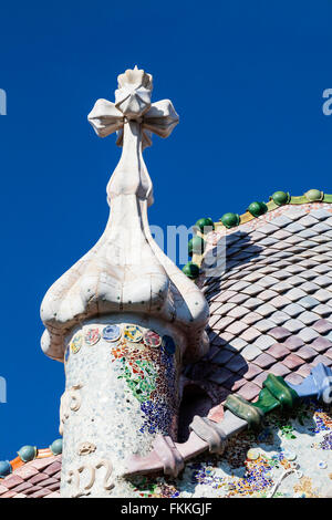Ein Blick auf die Casa Batllo, in bunten Fliesen geschmückt. Stockfoto