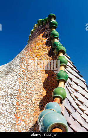 Ein Blick auf die Casa Batllo, geschmückt in bunte Keramikfliesen, in Form von einem Drachen zurück. Stockfoto