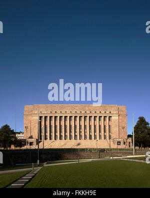 Eine Außenansicht des finnischen Parlaments im Eduskunta, Finnland. Ein Winter-Szene. Stockfoto