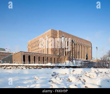 Eine Außenansicht des finnischen Parlaments im Eduskunta, Finnland. Ein Winter-Szene. Stockfoto