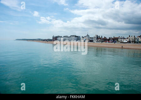 Ein Blick auf die Küste von der Pier beschäftigen uns in Kent. Stockfoto