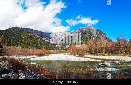 Blick auf Kamikochi Bergen im Herbst Stockfoto