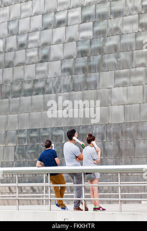 Besucher auf der Atrium Terrasse des Guggenheim Museums in Bilbao. Stockfoto