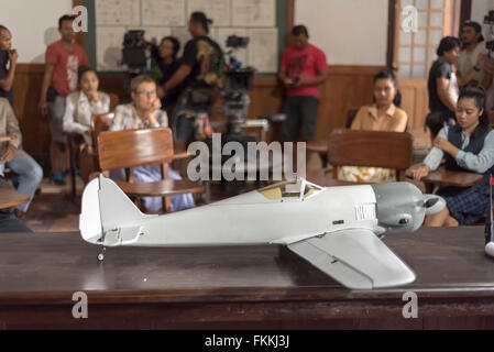 Yogyakarta, Indonesien. 8. März 2016. Die Mannschaft arbeitet auf der Bühne mit Flugzeug während der Dreharbeiten zum neuen Film über indonesische Präsident Bacharuddin Jusuf Habibie am 8. März 2016 in Jogjakarta. Bildnachweis: Maroš Markovic/Alamy Live-Nachrichten Stockfoto