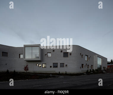 Außenansicht des modernen Bürogebäude in Paivakoti. Von JKMM Architects entworfen. Stockfoto