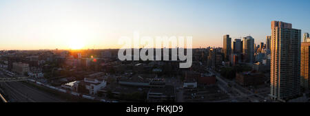 Panoramablick auf unten Stadt Toronto während des Sonnenuntergangs Stockfoto