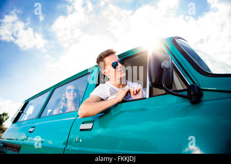 Teenager-Jungen und Mädchen im Inneren eines alten Wohnmobil, roadtrip Stockfoto