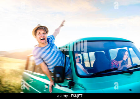 Teenager-Jungen und Mädchen im Inneren eines alten Wohnmobil, roadtrip Stockfoto