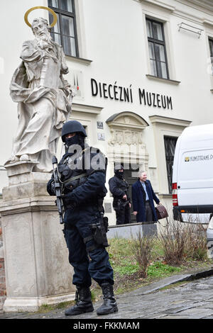 National Gallery Hände selten mittelalterlichen Gemälde Madonna Veveri katholischen Kirche innerhalb der Kirche Wiedergutmachung. Malerei kommt in Brno, Tschechische Republik, 7. März 2016. (Foto/Vaclav Salek CTK) Stockfoto