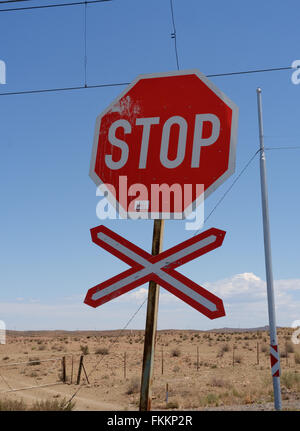 Stop-Schild am Bahnübergang in Südafrika gegen blauen Himmel Stockfoto