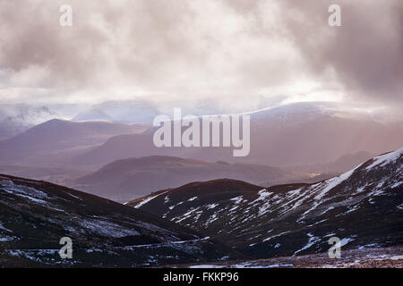 Suche über die Cairngorms Geal Charn Mor in den schottischen Highlands, UK. Stockfoto