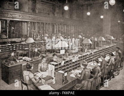 Der pneumatische Röhrenraum im Central Telegraph Office, St Martin’s Le Grand, London, England Ende des 19. Jahrhunderts. Das Zimmer war mit fast allen zentralen Londoner Postämtern durch eine pneumatische Leitung verbunden. Indem man ein Telegramm, das auf den Versand wartete, in einen Container wartete, der einem 25lb-Gehäuse ähnelte, das mit Filzmaterial bedeckt war, war es möglich, das Telegramm über eine unterirdische Röhre direkt an den CTO oder den kleineren U-Bahn-Offizier im Keller des King Edward Gebäudes zu senden. Stockfoto