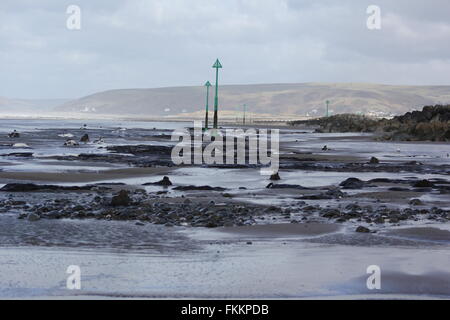 Borth, Ceredigion, Wales. 9. März 2016. UK-Wetter: Einen versteinerten Wald wieder erscheint nach den letzten Stürme & Treibsand, Hunderte von Baumstümpfen stammt aus der Bronzezeit vor 6.000 Jahren zu offenbaren. die Stümpfe steigen aus dem Sand wie abgebrochene Zähne! Bildnachweis: mike Davies/Alamy Live News Stockfoto