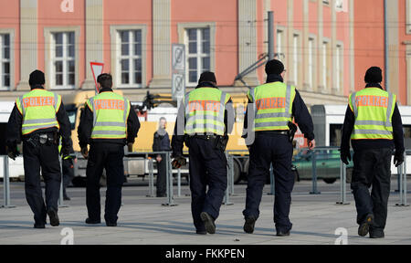 Potsdam, Deutschland. 9. März 2016. Polizisten zu Fuß vorbei an den Landtag in Potsdam, Deutschland, 9. März 2016. Am Abend werden eine Demonstration der "Pogida" Bewegung sowie mehrere Zähler Demonstrationen stattfinden. Foto: RALF HIRSCHBERGER/Dpa/Alamy Live News Stockfoto