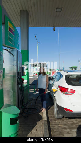 Miory, Belarus - 25. Juli 2015: das Mädchen an der Tankstelle füllt Benzin im Auto. Stockfoto